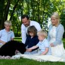 Kronprinsfamilien koser seg i parken på Bygdø Kongsgård med sin nye hund, valpen Milly Kakao (Foto: Veronica Melå, Det kongelige hoff) 